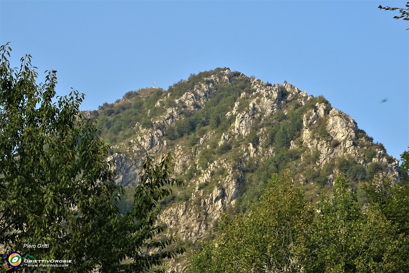 76 Zoom sulla cima rocciosa del versante sud del Pizzo di Spino.JPG